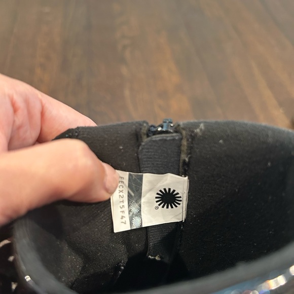 EUC UGG Robley Boots sz 6 Youth/Women 7.5 - Picture 5 of 7